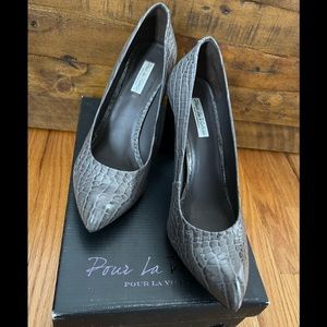 Beautiful gray shoes size 8
